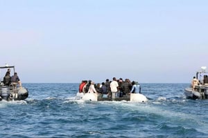 Des gardes-côtes libyens escortent une embarcation transportant des migrants le 6 juin 2015, au large de Tripoli. © Mahmud Turkia/AFP