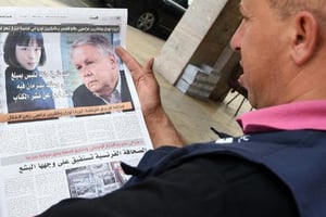 Les portraits des journalistes français Eric Laurent et Catherine Graciet à la Une du quotidien marocain Al-Massaen le 29 août 2015 à Rabat. © AFP