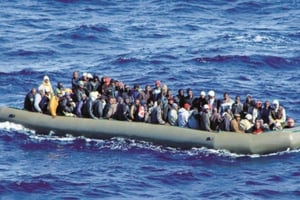 Un bateau pneumatique chargé de migrants, en mer Méditerranée. © AFP