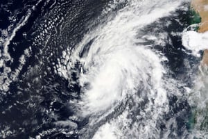 Avec des vents à 140 km/h, l’oeil du cyclone devrait passer proche, voire sur le nord-ouest de l’archipel, estime le Centre national des ouragans américains (NHC). © AFP