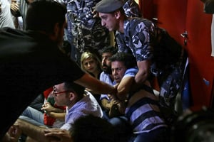 Des manifestants évacués du ministère de l’environnement par les forces de l’ordre, Beyrouth, 1er septembre 2015. © Hassan Ammar/AP/SIPA