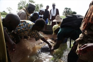 En octobre 2013, 72 personnes étaient mortes dans l’accident de leur pinasse sur le fleuve Niger. © AFP