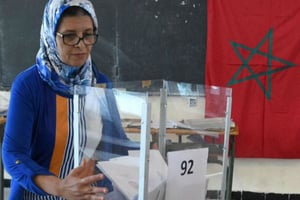 Une employée s’apprête, le 4 septembre 2015 à Rabat, à vider une urne après le vote aux élections locales marocaines. © Fadel Senna