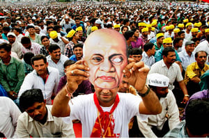 À Ahmedabad, le 25 août, des manifestants brandissent un portrait de Sardar Vallabhbhai Patel, compagnon de Gandhi et héros de la lutte pour l’indépendance. © Ajit Solanki/AP/SIPA