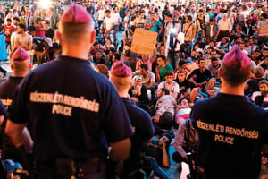 La police hongroise déployée face aux demandeurs d’asile devant la gare de Keleti, à Budapest, le 1er septembre. © Björn Kietzmann/Demotix/Corbis