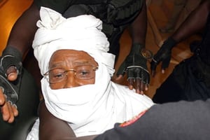 Hissène Habré amené de force à l’ouverture de son procès, le 20 juillet 2015 à Dakar. © Ibrahima Ndiaye/AP/SIPA