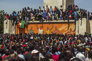 Le 31 octobre 2014, la foule attend la nomination d’un nouveau leader après la chute de Blaise Compaoré. © Theo Renaut/AP/SIPA