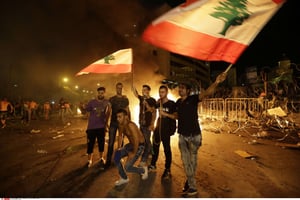 Des jeunes libanais manifestent à Beyrouth, le mardi 25 août. © Hassan Ammar/AP/SIPA