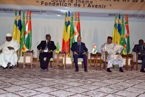 De gauche à droite, les présidents du Mali, Ibrahim Boubacar Keita, du Tchad, Idriss Deby, de Mauritanie, Mohamed Ould Abdel Aziz, du Niger, Mahamadou Issoufou et du Burkina Fasso, Michel Kafando, sont réunis le 19 décembre 2014 à Nouakchott. © Ahmed Ould Mohamed Ould ElHadj/AFP