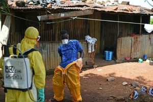 Des agents sanitaires pendant l’épidémie d’Ebola, le 12 novembre 2014 à Freetown en Sierra Leone. © Francisco Leong/AFP