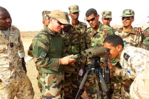 Des militaires français forment les troupes mauritaniennes au guidage aérien tactique avancé, en septembre 2014. © ECPAD