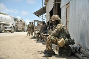 Photographie publiée par la mission de l’Union Africaine en Somalie, d’un soldat ougandais près de Brava, en Somalie, le 5 octobre 2014. © AFP