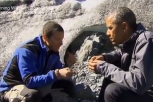 Bear Grylls (à g.) et Barack Obama. © Capture d’écran YouTube.
