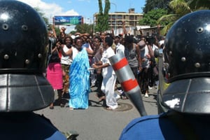 Des femmes burundaises manifestent dimanche 10 mai pour le douzième jour de suite contre un troisième mandat de Pierre Nkurunziza. © Aymeric Vincenot/AFP