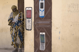 L’Afrique a connu ces dernières années une explosion du taux de pénétration du mobile, qui s’élève désormais à 63%. © Joel Saget/AFP