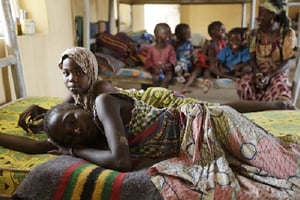 Des femmes déplacées par le conflit dans le camp de Yola, au nord est du Nigeria. © Sunday Alamba/AP/SIPA