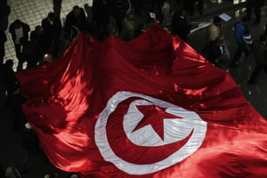 Des centaines de personnes manifestaient samedi dans le centre de Tunis contre un projet de loi controversé d’amnistie des délits de corruption. © Gianluigi Guercia/AFP