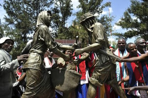 Inauguration du mémorial pour les milliers de personnes tuées, torturées et emprisonnées lors de la révolte des Mau Mau au Kenya, le 12 septembre 2015. © Simon Maina/AFP