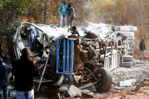 Dix-sept personnes sont mortes à Lusaka, la capitale de la Zambie, dans une collision entre un bus et un camion. © Dennis Milanzi/afp