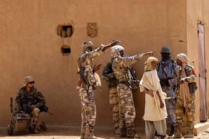 Des agents des forces spéciales maliennes, accompagnés de soldats français, en mission, en 2013. © Joel Saget/AFP