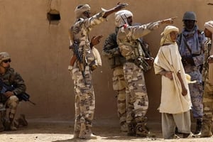 Des espions des forces spéciales maliennes, accompagnés de soldats français, en mission de renseignement, en 2013 © Joel Saget/J.A.