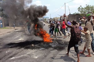 Des opposants manifestent contre les autorités, en janvier 2015, à Kinshasa. © John Bompengo/AP/SIPA
