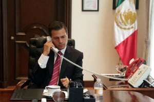 Le président mexicain Enrique Peña Nieto parle au téléphone avec son homologue égyptien, Abdel Fattah al-Sissi, le 15 septembre 2015 à Mexico. © AFP