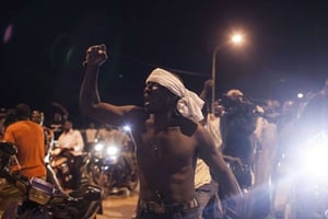 Des manifestants burkinabè près du palais présidentiel, le 16 septembre 2015 à Ouagadougou. © Theo Renaut / AP / SIPA