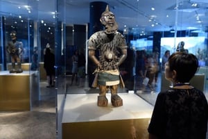 Des sculptures ancestrales de l’ancien royaume du Kongo sont exposées au Met de New York, le septembre 2015. © Don EMMERT/AFP