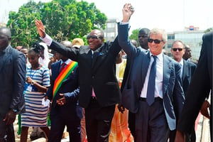 Avec le président guinéen, Alpha Condé, à Kaloum, le 12 juin 2014. © CELLOU DIALLO/AFP