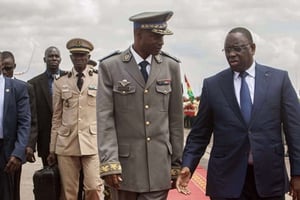 Gilbert Diendéré accueille le président en exercice de la Cedeao, Macky Sall, le 18 septembre 2015, à l’aéroport de Ouagadougou. © Theo Renaut / AP / SIPA
