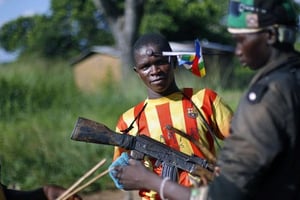 Un milicien antibalaka à un point de contrôle de l’armée, à 60km au nord de Bangui, le 1er juin 2014. © Jerome Delay / AP / SIPA