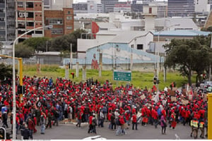 Les revendications salariales ont été au cœur des grèves des salariés l’an dernier en Afrique du Sud. © Schalk van Zuydam/AP/SIPA