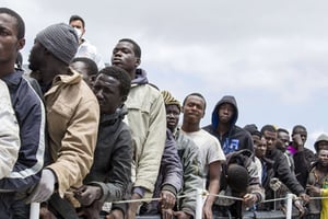Des migrants arrivant sur l’île italienne de Lampedusa. © Mauro Buccarello/AP/SIPA