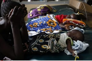 Des patients victimes de paludisme. (photo d’illustration) © Karel Prinsloo/AP/SIPA