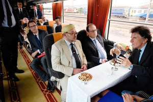 Mohammed VI avec François Hollande et Jack Lang à bord d’un train pour Tanger, le 20 septembre. © ALAIN JOCARD/POOL/AFP