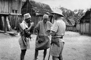 Juin 1947. Le chef de district de Manahoro interroge un habitant d’un village précédemment occupé par les rebelles. © AFP