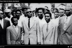 Félix Moumié, à droite, et Ruben Um Nyobé (lunette noire) le 6 mars 1955. © AFRICAN HERITAGE VIDEO/YOUTUBE