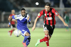 Farouk Chafai (N.6) de l’USM Alger et Boubacar Kebe d’El Hilal, le 27 septembre 2015, à Omdurman. © Ebrahim Hamid/AFP