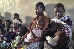 Des femmes et des enfants attendent d’être soignées à l’hôpital de Médecins sans frontières à Leer, au Soudan du Sud, le 28 septembre 2015. © Josphat Kasire/AP/SIPA