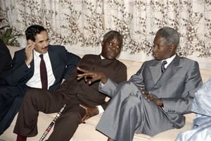 Maaouiya Ould Taya (àg.) avec Mathieu Kérékou et Abdou Diouf au sommet de la CEDEAO à Ouagadougou, le 29 juin 1989 © AFP