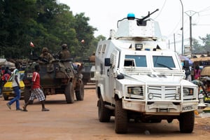 Des Casques bleus rwandais de la Minusca patrouillent sur un marché de Bangui, le 14 septembre 2015 à Bangui. © AFP