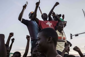 De jeunes burkinabés manifestent dans la rue contre le coup d’État du 16 septembre, à Ouagadougou © Theo Renaut/AP/SIPA