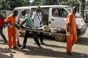 Une personne blessée lors de violences provoquées par l’assassinat d’un conducteur de moto-taxi, le 26 septembre 2015 à Bangui. © AFP/Edouar Dropsy