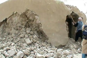 Capture d’écran d’une vidéo de jihadistes détruisant un ancien mausolée le 1er juillet 2012 à Tombouctou. © AFP