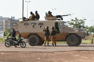 Des soldats burkinabè le 29 septembre à Ouagadougou, près de la caserne du Régiment de sécurité présidentielle. © AFP/Sia Kambou