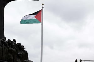 Le drapeau palestinien flotte pour la première fois à l’ONU le 30 septembre 2015. © Seth Wenig/AP/SIPA