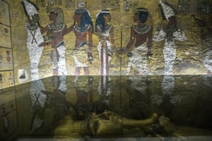 Le sarcophage du pharaon Toutankhamon dans sa tombe près de Louxor en Egypte, le 29 septembre 2015. © AFP