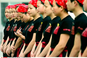 Serveuses d’un restaurant d’État à Pékin, au mois d’avril 2015. © ELIZABETH DALZIEL/AP/SIPA