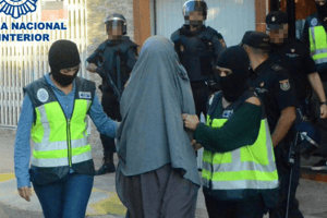 Image fournie par le ministère espagnol de l’Intérieur, le 4 octobre 2015, montrant l’arrestation d’une personne suspectée de recruter pour le compte du groupe Etat islamique en Irak et en Syrie. © AFP